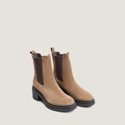 Chelsea boots with lug soles beige