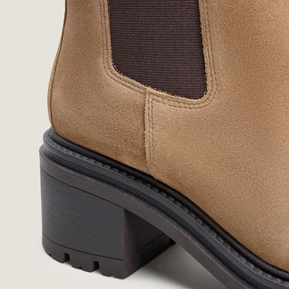 Chelsea boots with lug soles beige