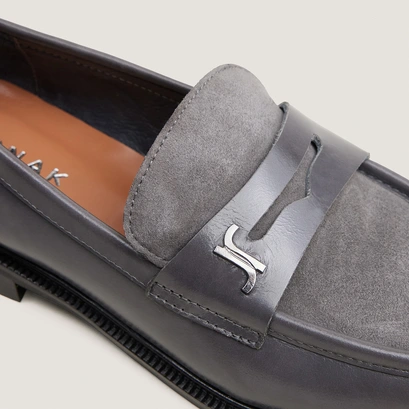 Round-toed loafers with monograms grey