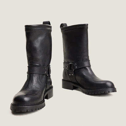 Round-toed boots black