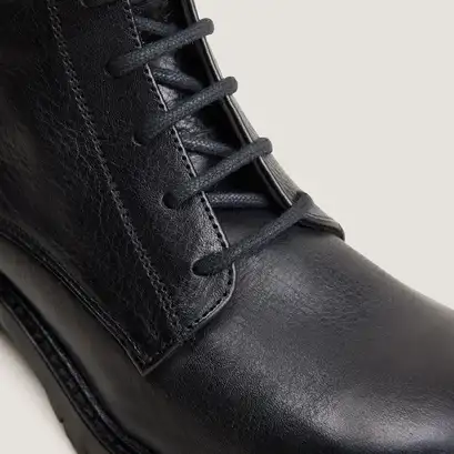 Lace-up lowboots black