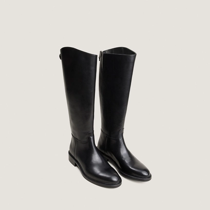Low-heeled boots black