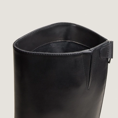 Low-heeled boots black