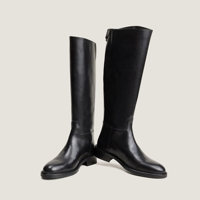 Low-heeled boots black