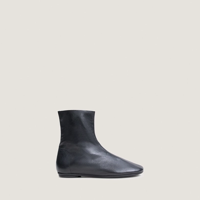 Flat round-toe ankle boots black