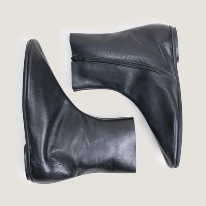 Flat round-toe ankle boots black
