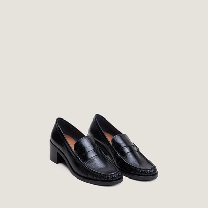 Heeled round-toe loafers black