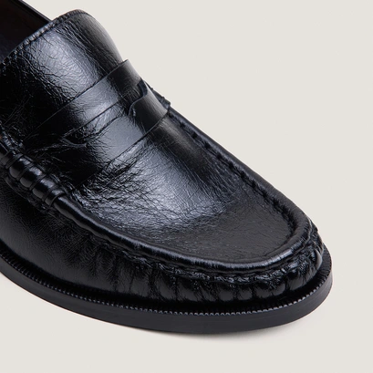 Heeled round-toe loafers black