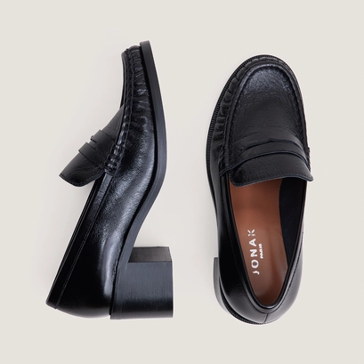 Heeled round-toe loafers black