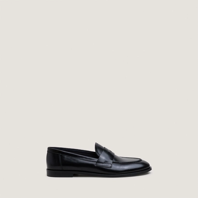 Round-toe loafers black
