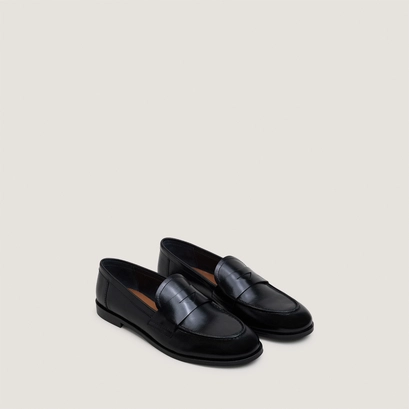 Round-toe loafers black