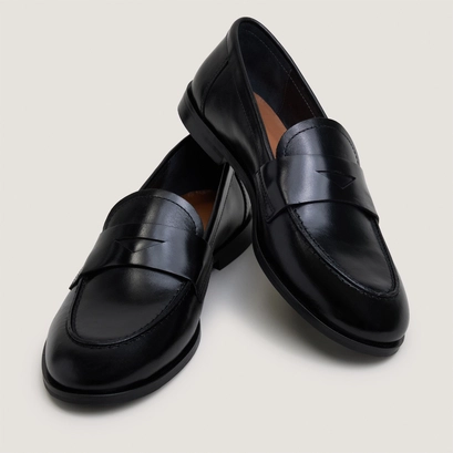 Round-toe loafers black