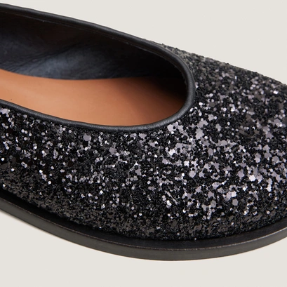 Ballet flats with low heels and round toes black