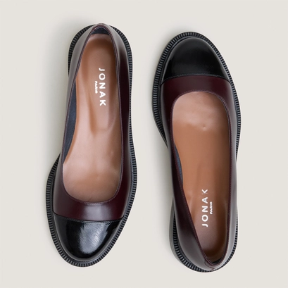 Round-toe ballet flats with low heels in black shiny leather and burgundy leather | doum