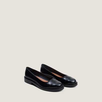 Round-toe ballet flats with low heels black