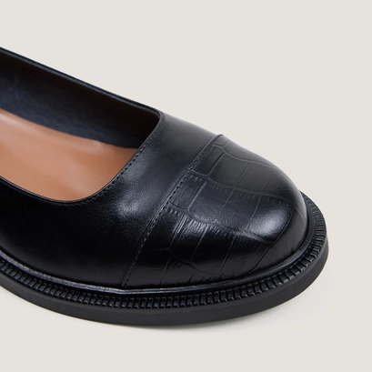 Round-toe ballet flats with low heels black