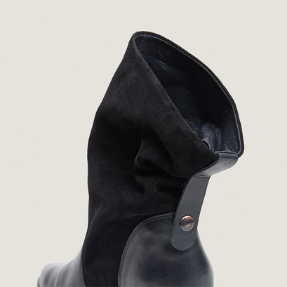 Pointed-toe ankle boots black