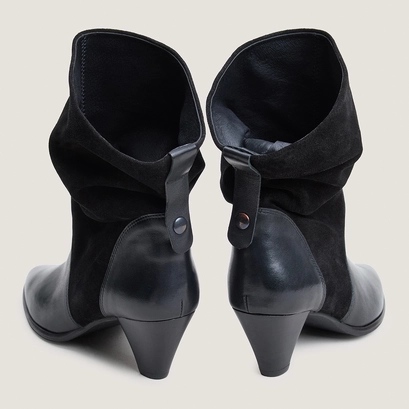 Pointed-toe ankle boots black