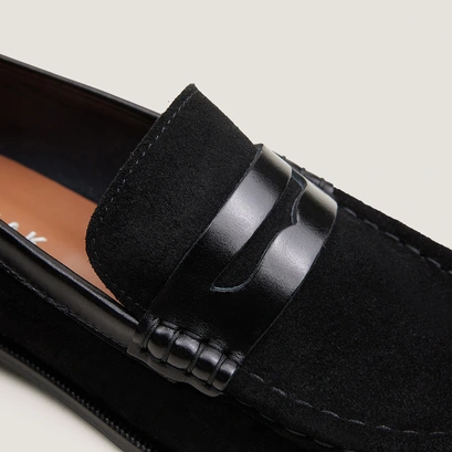 Round-toe loafers black