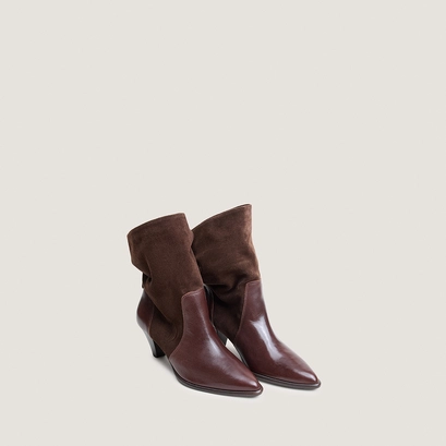 Pointed-toe ankle boots brown