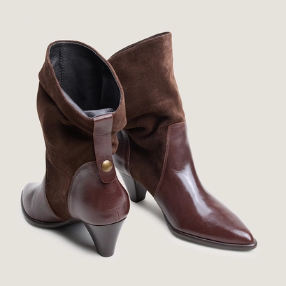 Pointed-toe ankle boots brown
