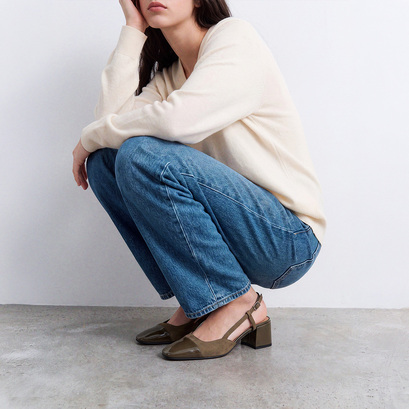 Low-heel slingbacks in khaki patent leather and khaki suede | dhapopy