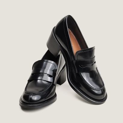 Heeled loafers black