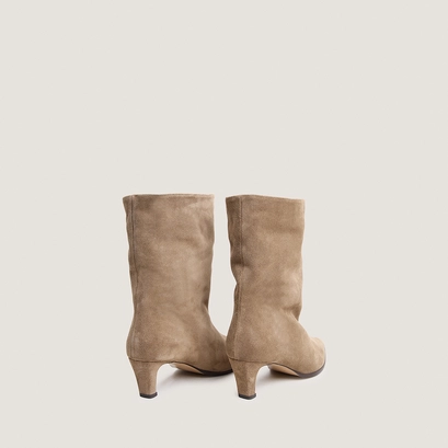 Heeled ankle boots with pointed toes taupe