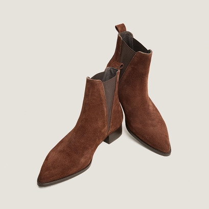 Chelsea boots with heels and pointed toes brown