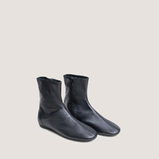 Flat round-toe ankle boots black