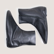 Flat round-toe ankle boots black