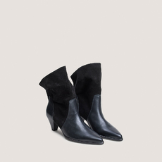 Pointed-toe ankle boots black
