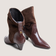 Pointed-toe ankle boots brown