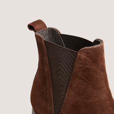 Heeled Chelsea lowboots with pointed toes brown