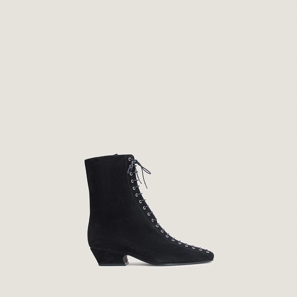 Pointed-toe lace-up ankle boots in black suede | DUOMO