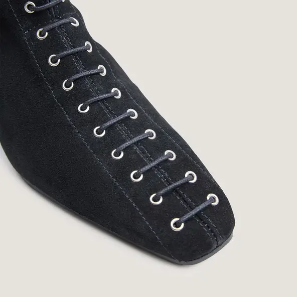 Pointed-toe lace-up ankle boots in black suede | DUOMO