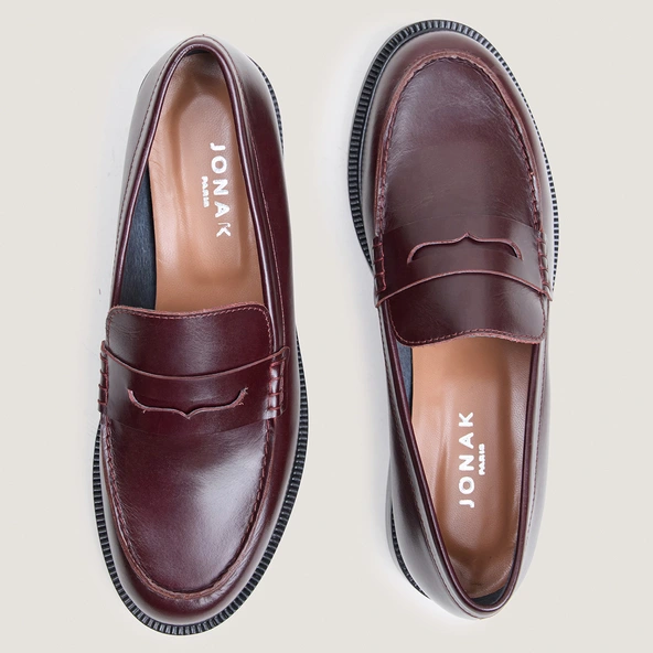 Round-toe loafers in burgundy leather | DRACULA