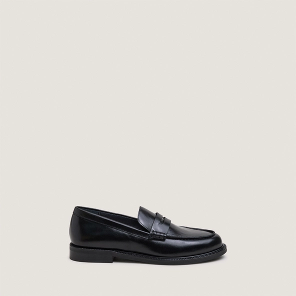 Round-toe loafers in black leather | DRACULA