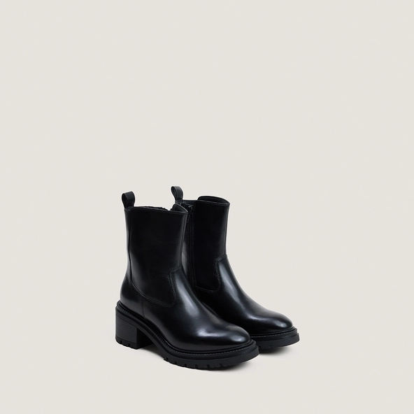Ankle boots with lug soles in black leather | ASTRE