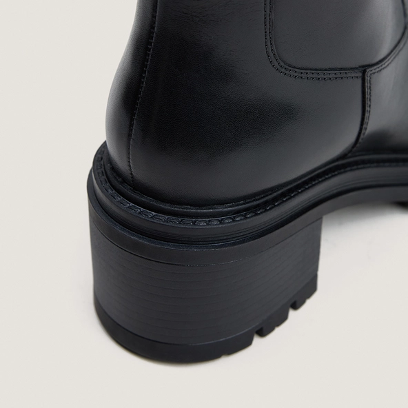 Ankle boots with lug soles in black leather | ASTRE