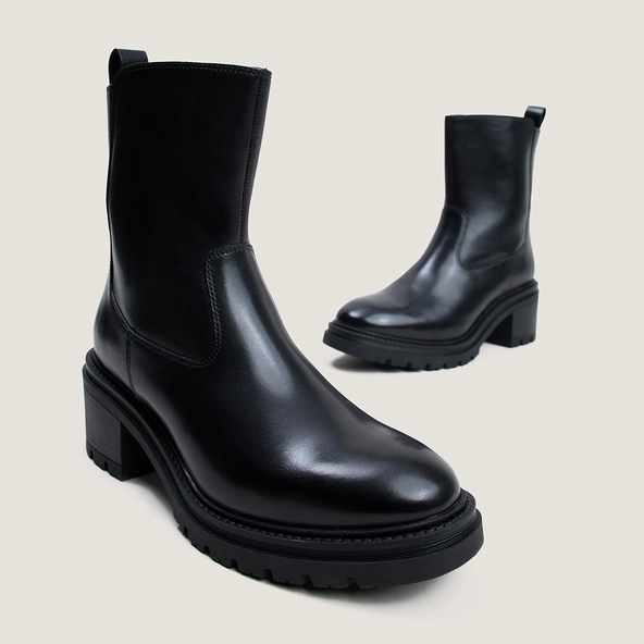 Ankle boots with lug soles in black leather | ASTRE