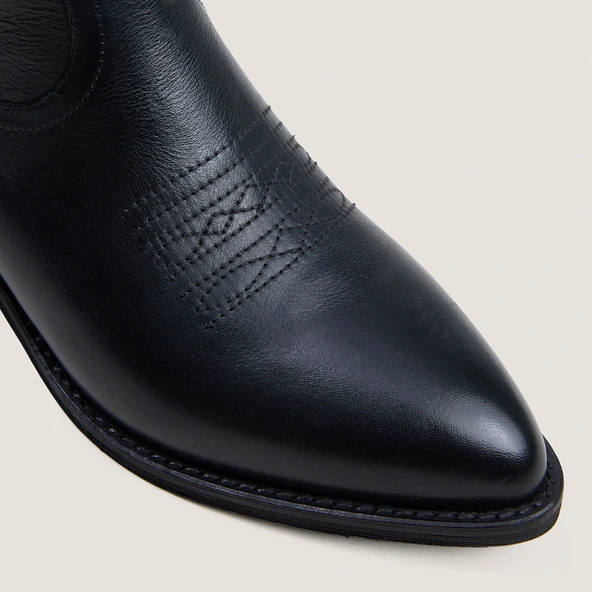 Ankle boots with low heels in black grained leather | TALY