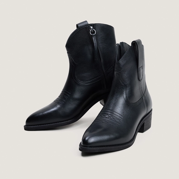 Ankle boots with low heels in black grained leather | TALY