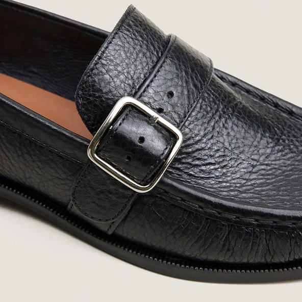 Round-toed loafers with adjustable straps in black grained leather | DELICY