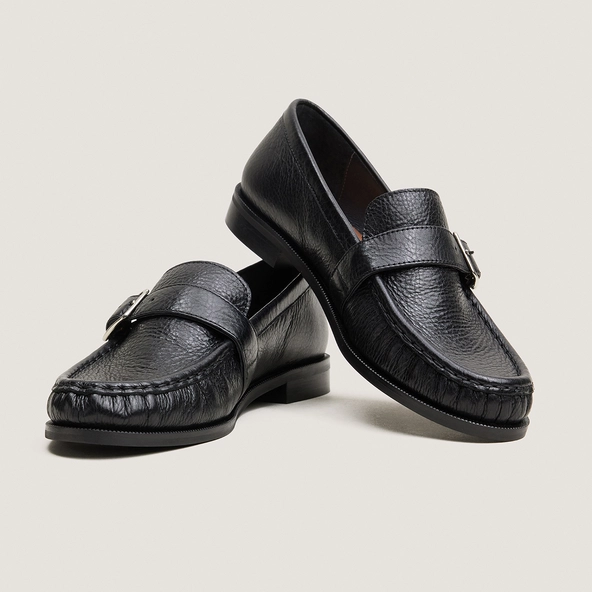 Round-toed loafers with adjustable straps in black grained leather | DELICY