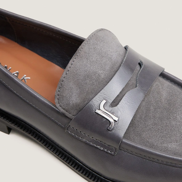 Round-toed loafers with monograms in grey leather and grey suede | DUEDI