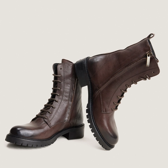 Lace-up lowboots in brown grained leather | ROMAIN