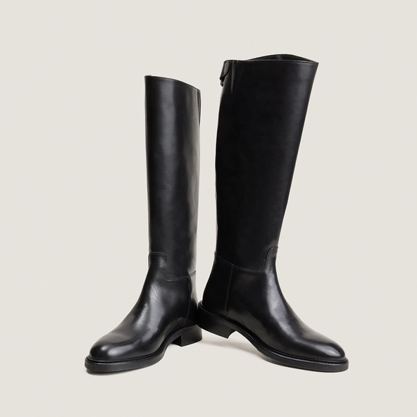Low-heeled boots in black leather | RUTH