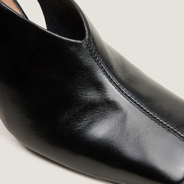 Square-toe slingback pumps in black leather | DREEZE
