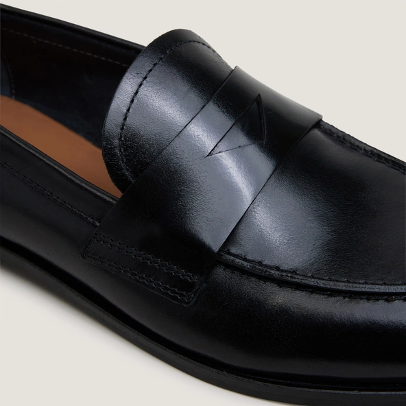 Round-toe loafers in black leather | THELMA